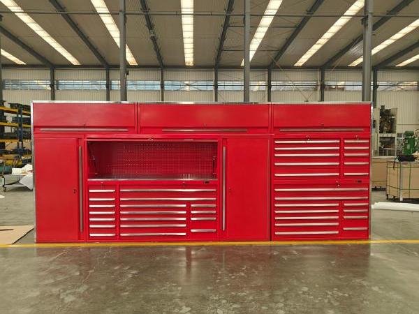 Armário de garagem para ferramentas vermelhas