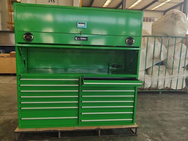 Gabinete de ferramenta verde com alto -falantes