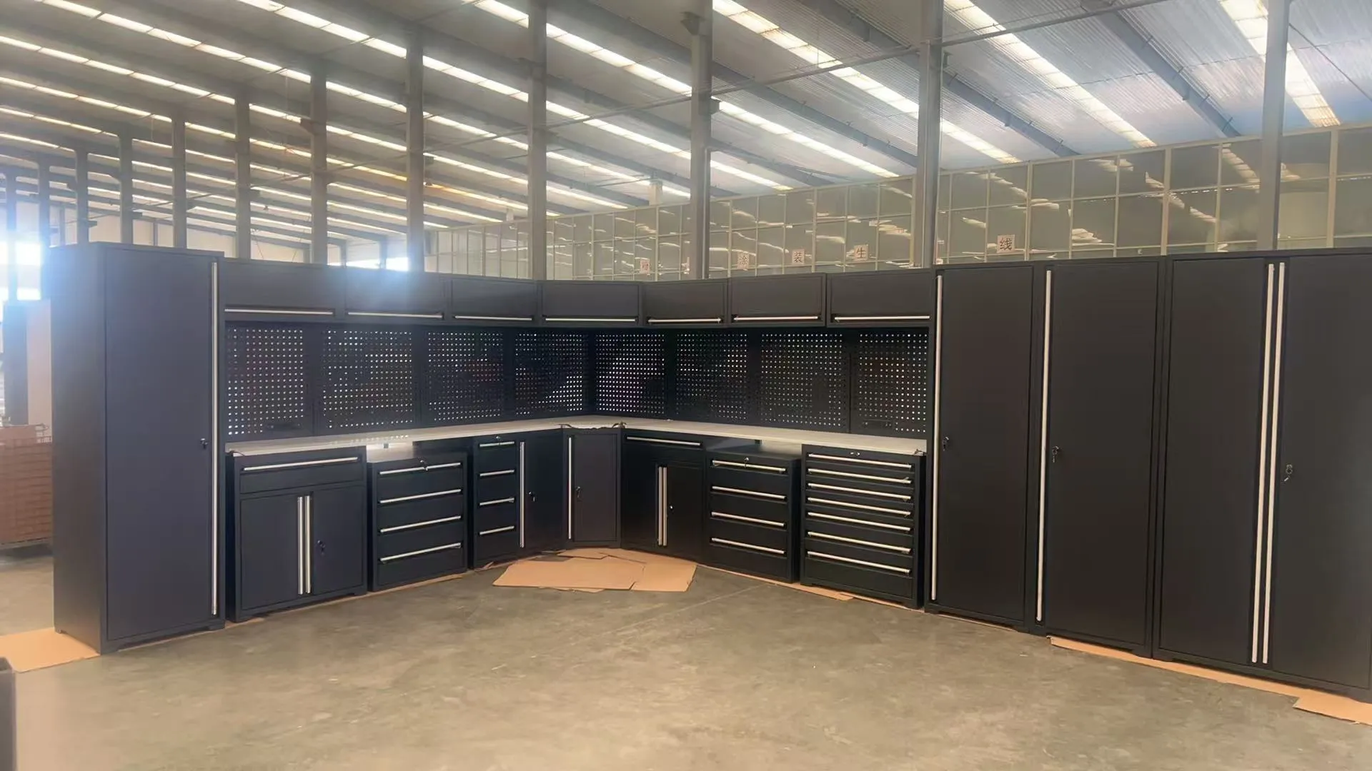 Quais são as vantagens da estação de trabalho de armazenamento de armários de garagem para ferramentas de aço?