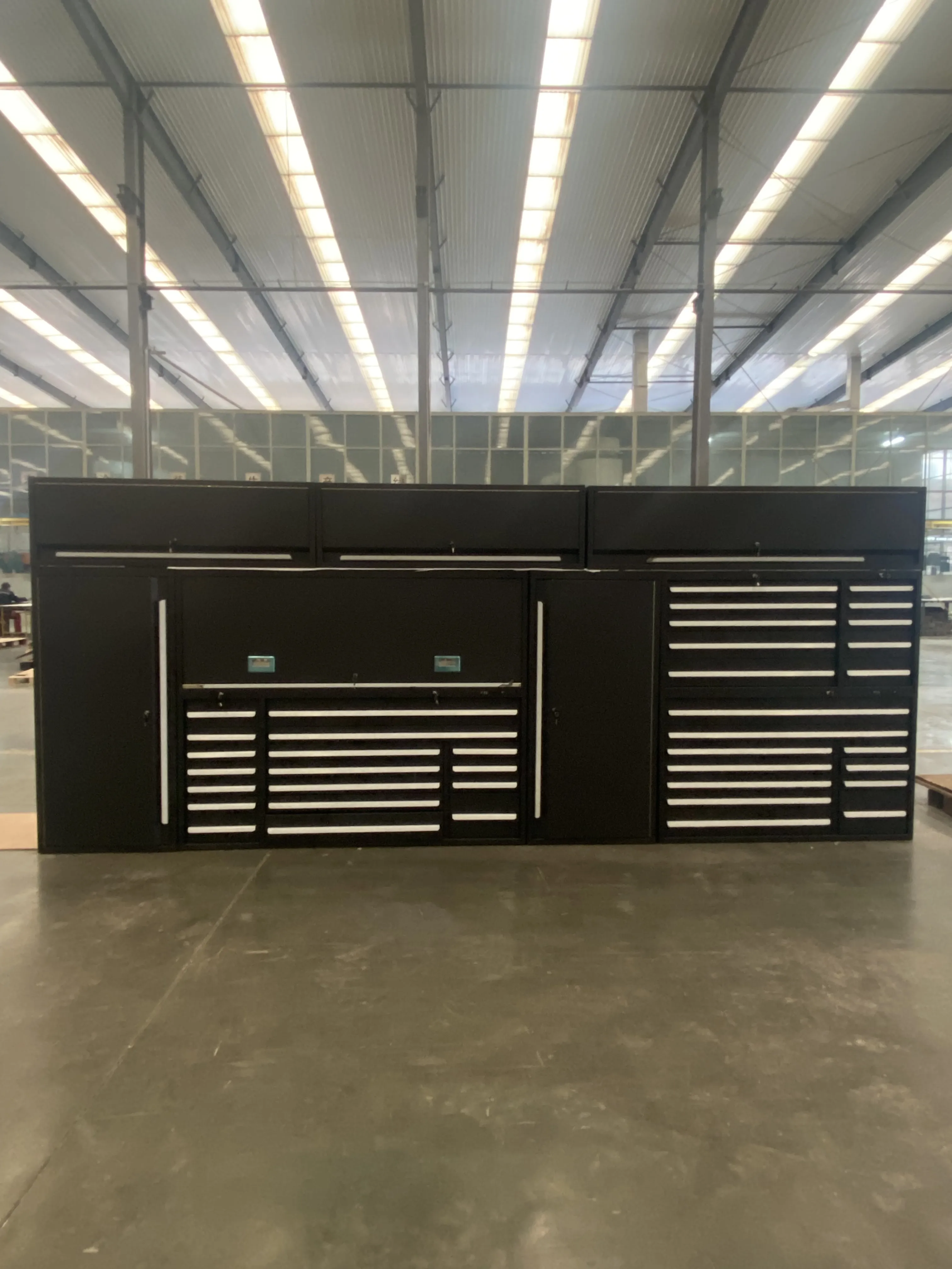 Quais são os recursos do novo armário de garagem modular?