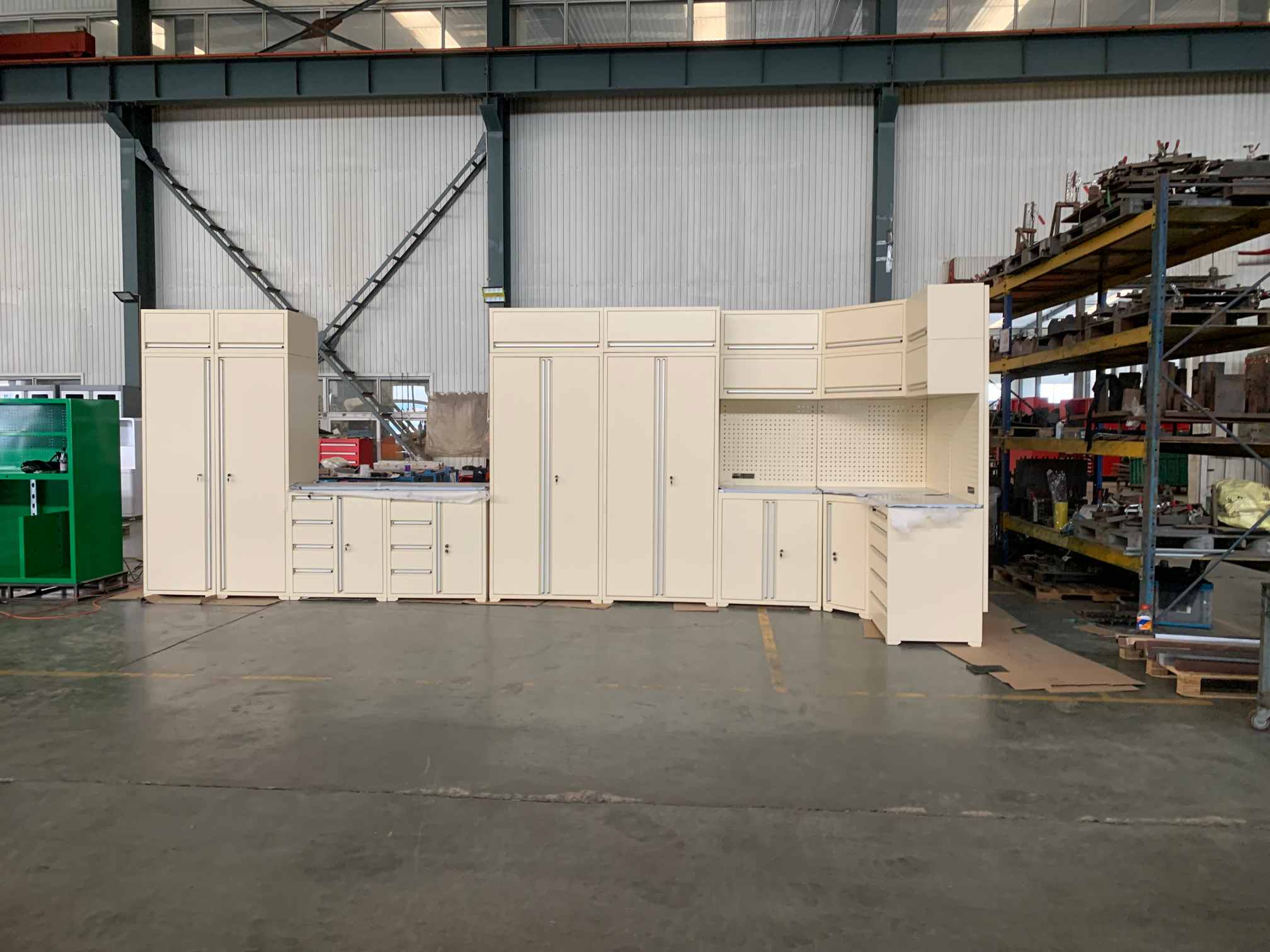 Quão conveniente é o gabinete modular de ferramentas de garagem?