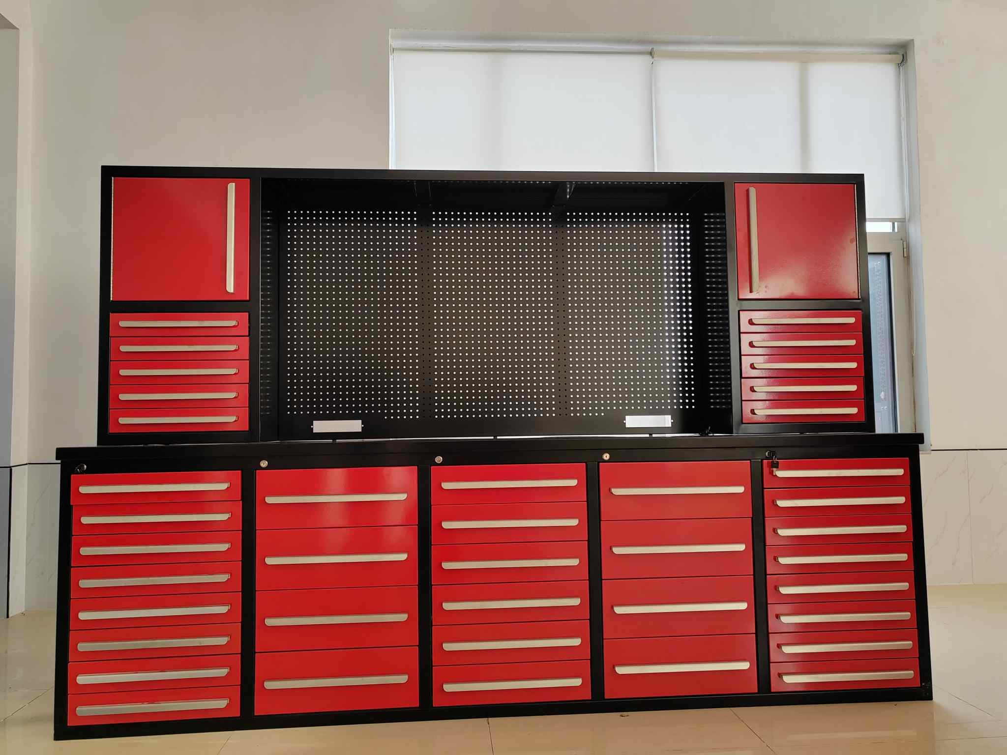 Armário de ferramentas de metal vermelho